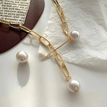 Colar de Pérolas com Corrente Dourada