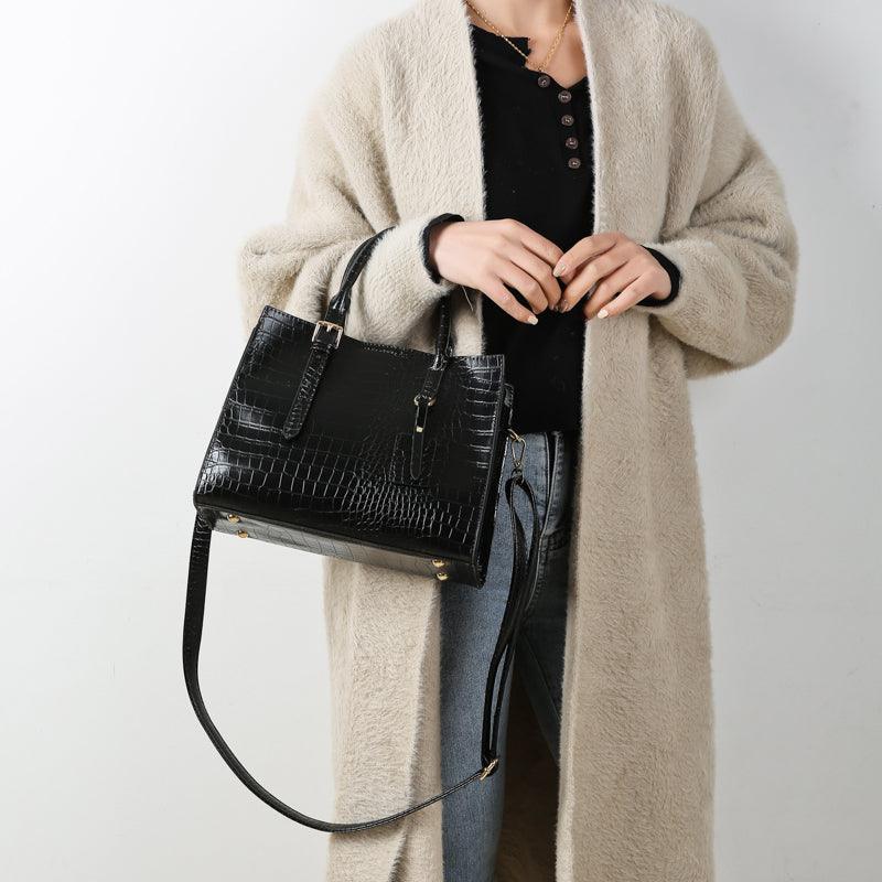 Bolsa de Couro com Estampa de Cobra. - Lindas & Cia Shop